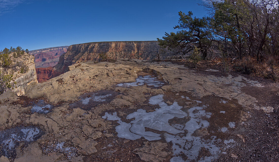 Gefrorene Wasserpfützen entlang der Klippen des Grand Canyon östlich des Monument Creek Vista, Grand Canyon National Park, UNESCO-Welterbe, Arizona, Vereinigte Staaten von Amerika, Nordamerika