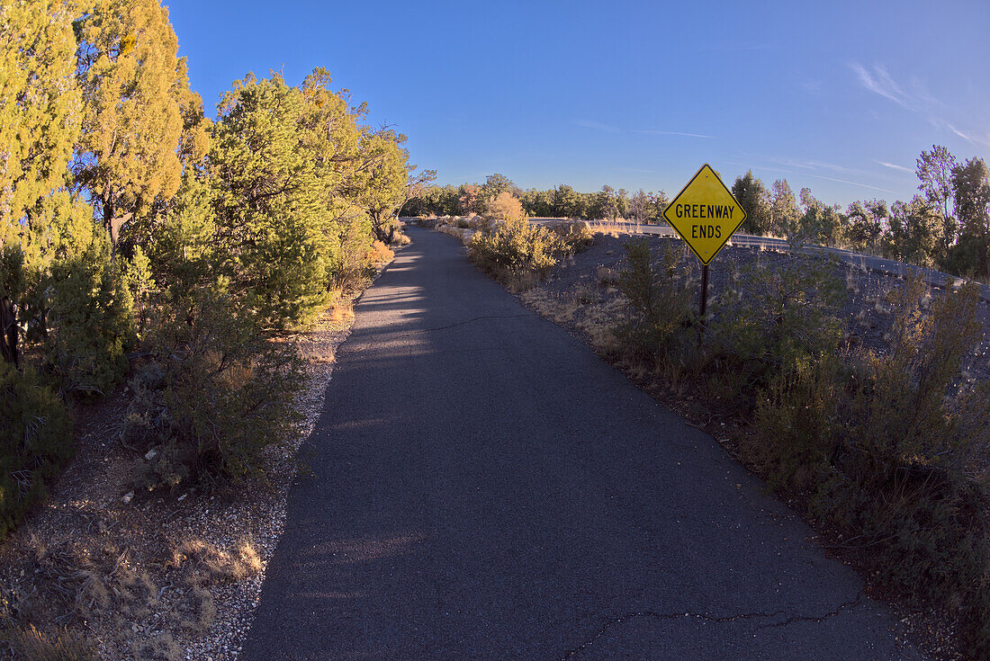 Schild, das das Ende des gepflasterten Greenway Trail zwischen Monument Creek Vista und Pima Point markiert, Grand Canyon, Arizona, Vereinigte Staaten von Amerika, Nordamerika