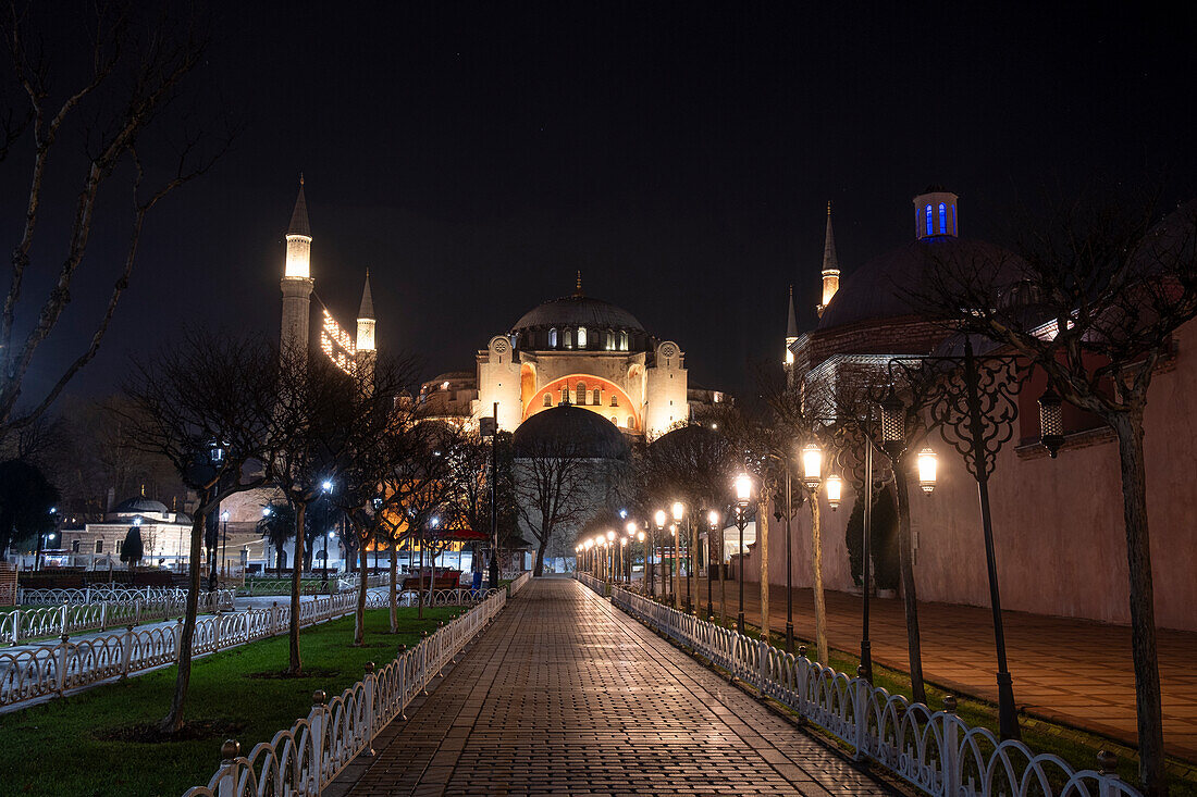 Beleuchtete Hagia Sophia Großmoschee bei Nacht, UNESCO-Weltkulturerbe, Istanbul, Türkei, Europa