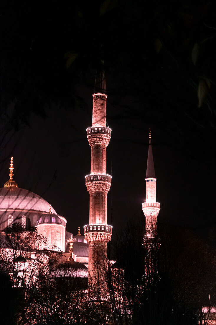 Nächtlicher Blick auf die Minarette der Blauen Moschee (Sultanahmet Camii), die mit zahlreichen Lichtern hell erleuchtet sind und sich eindrucksvoll gegen den dunklen Himmel abheben, UNESCO-Welterbe, Istanbul, Türkei, Europa