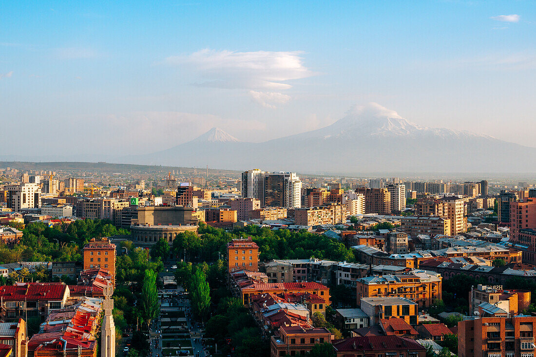 Der Blick vom Kaskadenkomplex des Berges Ararat und Eriwan, Armenien (Hayastan), Kaukasus, Zentralasien, Asien