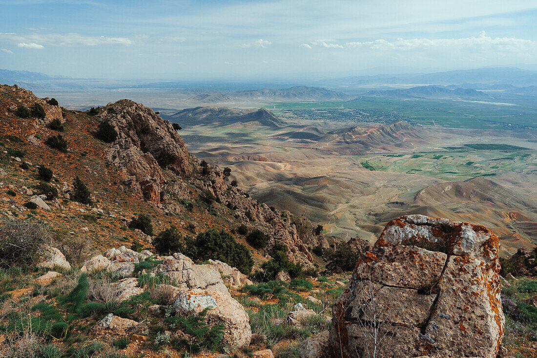 Wanderung in Vayots Dzor, bekannt für seine rot gefärbten Berge, Armenien (Hayastan), Kaukasus, Zentralasien, Asien