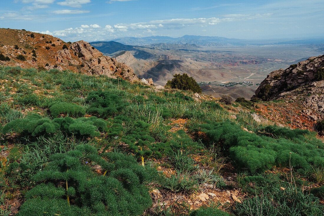 Wanderung in Vayots Dzor, bekannt für seine rot gefärbten Berge, Armenien (Hayastan), Kaukasus, Zentralasien, Asien