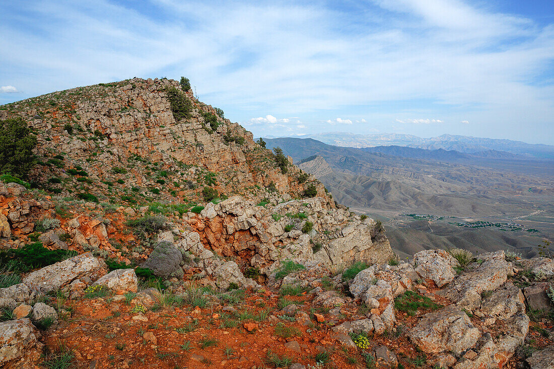 Wanderung in Vayots Dzor, bekannt für seine rot gefärbten Berge, Armenien (Hayastan), Kaukasus, Zentralasien, Asien