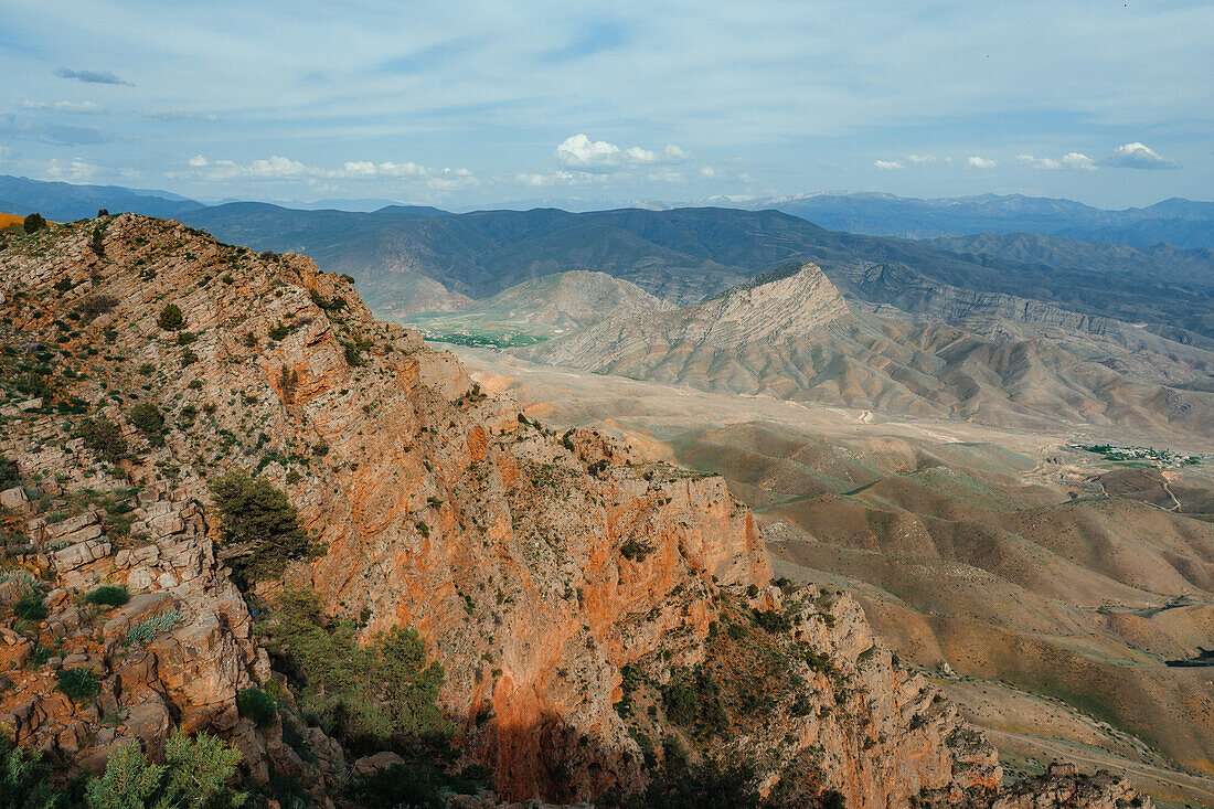 Wanderung in Vayots Dzor, bekannt für seine rot gefärbten Berge, Armenien (Hayastan), Kaukasus, Zentralasien, Asien