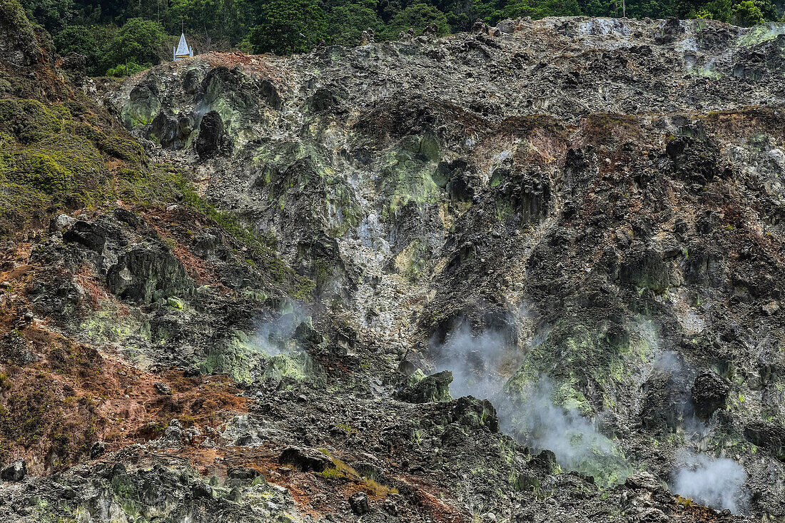 Dampfendes vulkanisches Fumarolenfeld in Bukit Kasih, einem Touristenpark mit einem Turm zum Thema Weltfrieden und Gebetshäusern der fünf großen Religionen, Bukit Kasih, Minahasa, Nordsulawesi, Indonesien, Südostasien, Asien