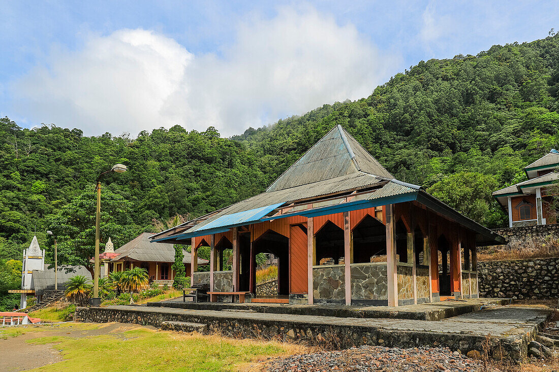 Pavillon in diesem vulkanischen Touristenpark mit einem Friedensturm, Gebetshäusern von fünf Religionen und dampfenden Fumarolen, Bukit Kasih, Minahasa, Nordsulawesi, Indonesien, Südostasien, Asien