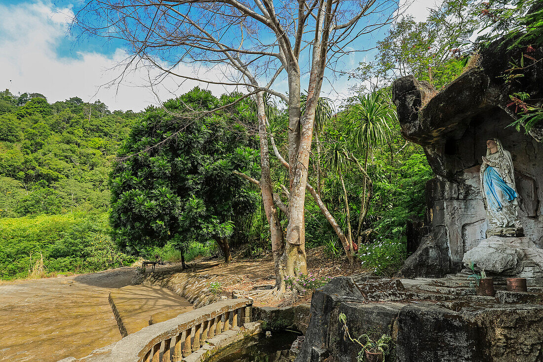 Madonnenstatue in einer Grotte in diesem vulkanischen Touristenpark mit einem Friedensturm und Gebetshäusern der fünf großen Religionen, Bukit Kasih, Minahasa, Nordsulawesi, Indonesien, Südostasien, Asien