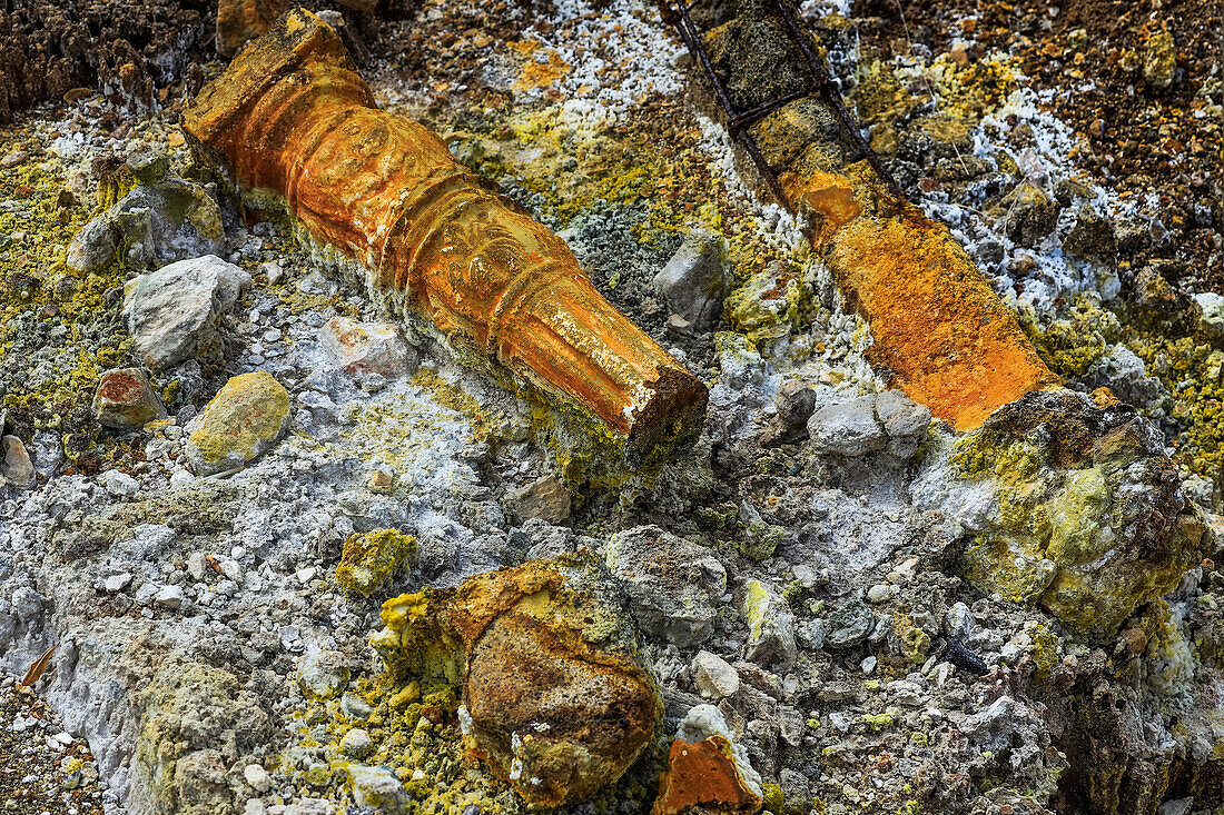 Durch Fumaroldampf und Schwefelmineralien verursachte Schäden an Säulen im Bukit Kasih Vulkan World Peacepark, Bukit Kasih, Minahasa, Nordsulawesi, Indonesien, Südostasien, Asien