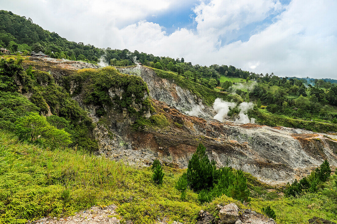 Dampfendes Fumarolenfeld auf Bukit Kasih, einem touristischen Vulkanpark mit einem Weltfriedensturm und Gebetshäusern der fünf großen Religionen, Bukit Kasih, Minahasa, Nordsulawesi, Indonesien, Südostasien, Asien