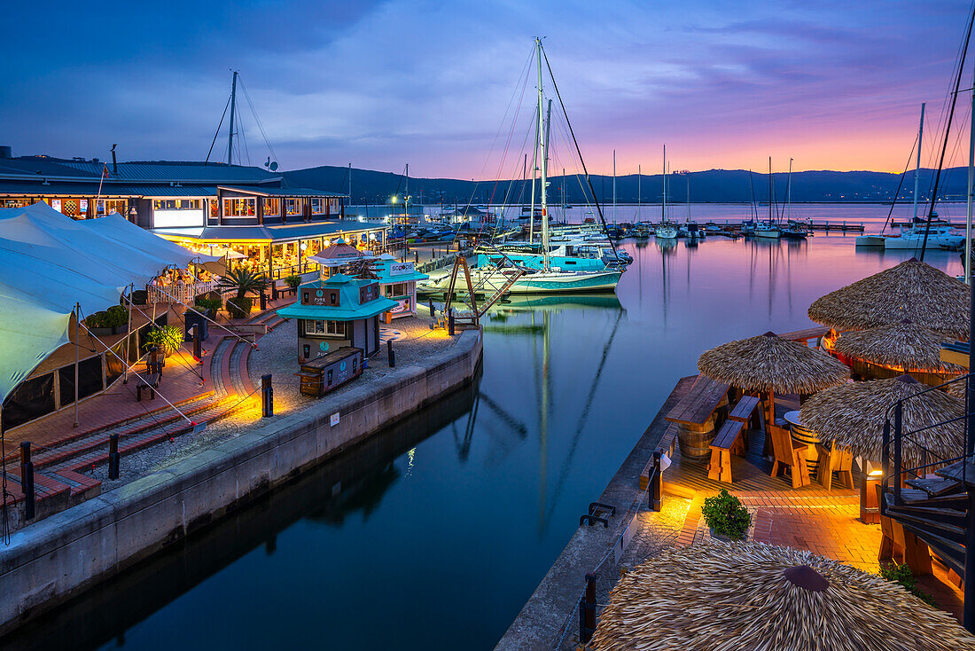 Blick auf Boote und Restaurants an der Knysna Waterfront in der Abenddämmerung, Knysna, Westkap, Südafrika, Afrika