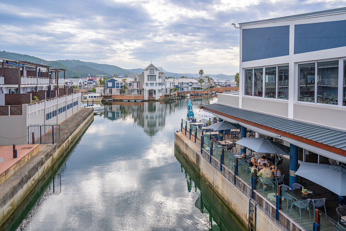 Blick auf Restaurants an der Knysna Waterfront, Knysna, Garden Route, Westkap, Südafrika, Afrika