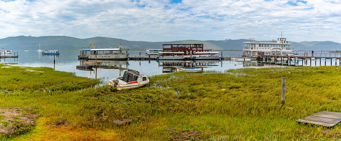 Blick auf Boote auf dem Knysna River mit Featherbed Nature Reserve im Hintergrund, Knysna, Garden Route, Western Cape, Südafrika, Afrika