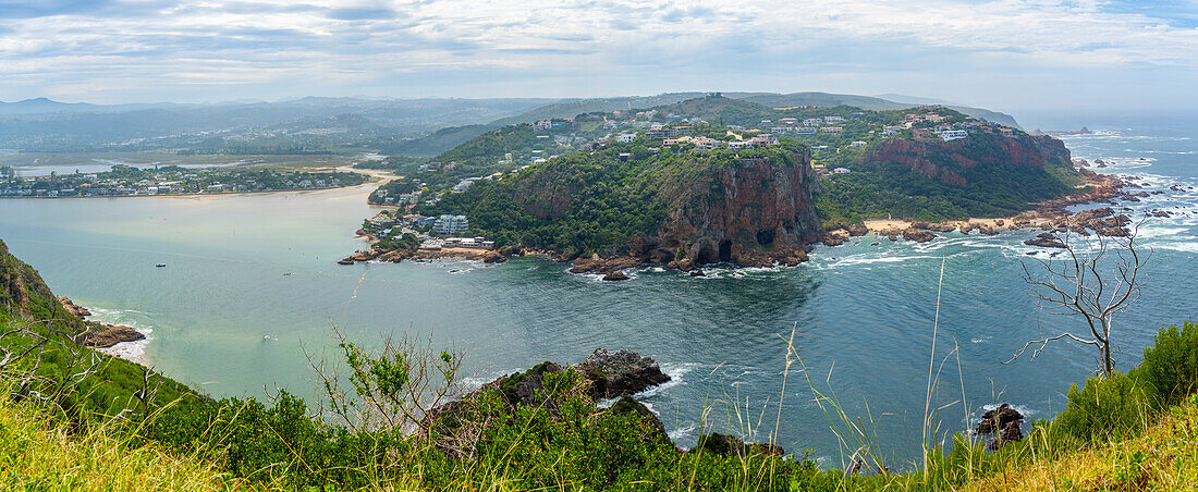 Blick auf die Heads und den Knysna-Fluss vom Featherbed Nature Reserve, Knysna, Garden Route, Westkap, Südafrika, Afrika