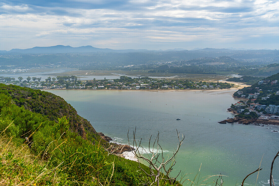 Blick auf die Heads und den Knysna-Fluss vom Featherbed Nature Reserve, Knysna, Garden Route, Westkap, Südafrika, Afrika