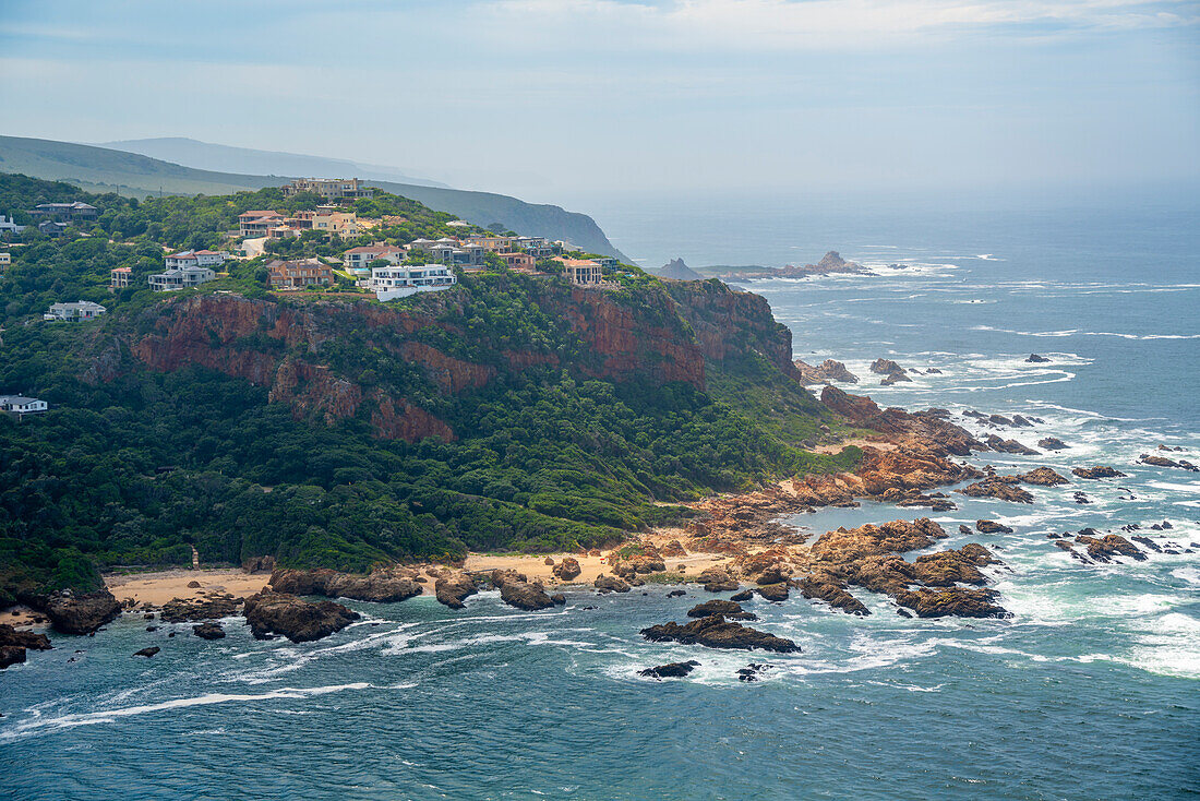 Blick auf die Heads-Felsenküste vom Featherbed Nature Reserve, Knysna, Garden Route, Westkap, Südafrika, Afrika