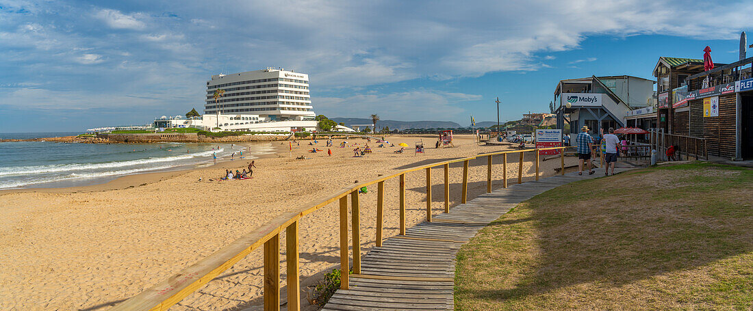 Blick auf Hotel und Strandbar am Central Beach in Plettenberg Bay, Plettenberg, Garden Route, Westkap-Provinz, Südafrika, Afrika