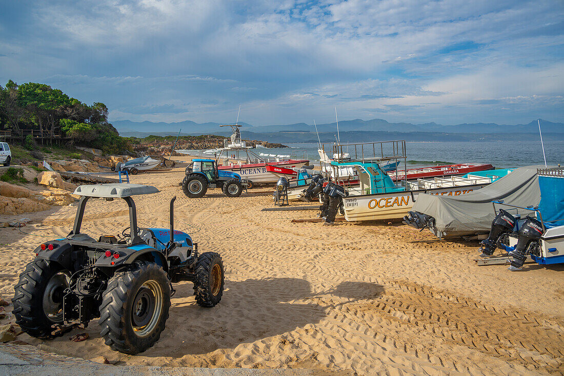 Blick auf Boote am Central Beach in Plettenberg Bay, Plettenberg, Garden Route, Westliche Kapprovinz, Südafrika, Afrika