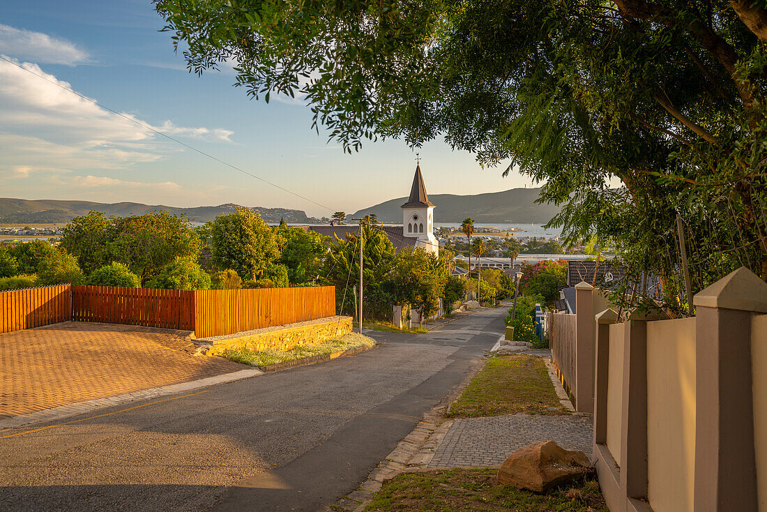 Blick auf Vorstadtstraße und Knysna Kerk Knysna bei Sonnenuntergang, Knysna, Garden Route, Westkap, Südafrika, Afrika