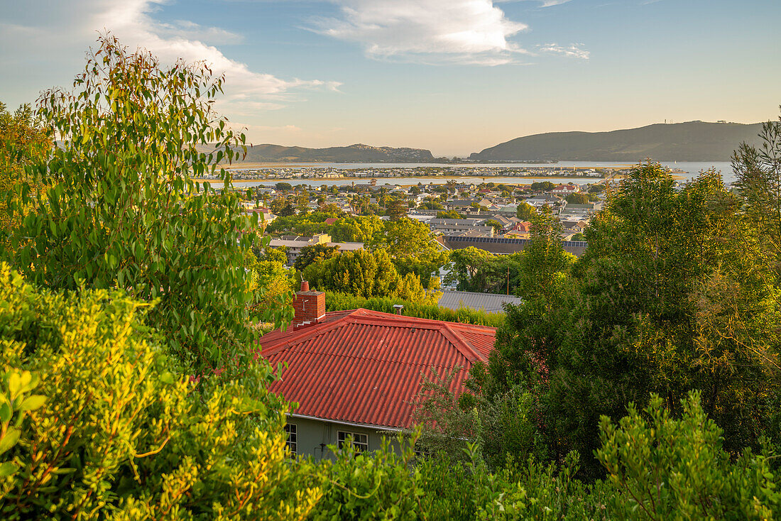 Blick auf Vororte und Knysna River bei Sonnenuntergang, Knysna, Garden Route, Westkap, Südafrika, Afrika