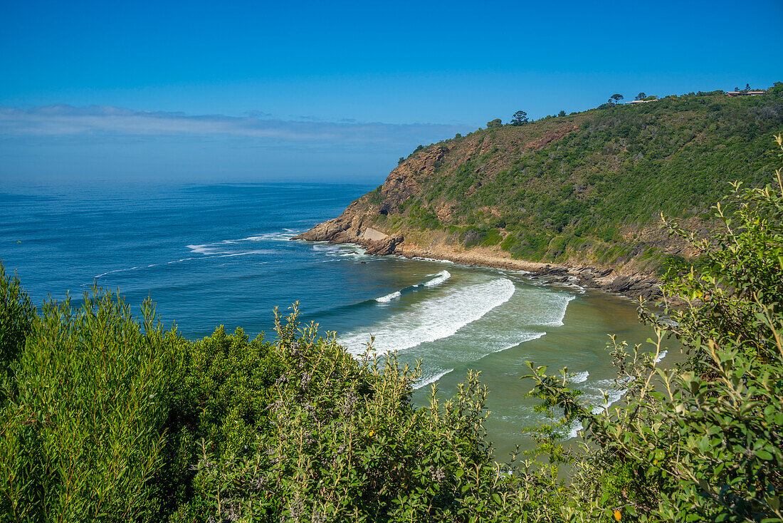 Blick auf den Indischen Ozean und die dramatische Küstenlinie von Wilderness vom Dolphin Point aus, Wilderness, Westkap, Südafrika, Afrika