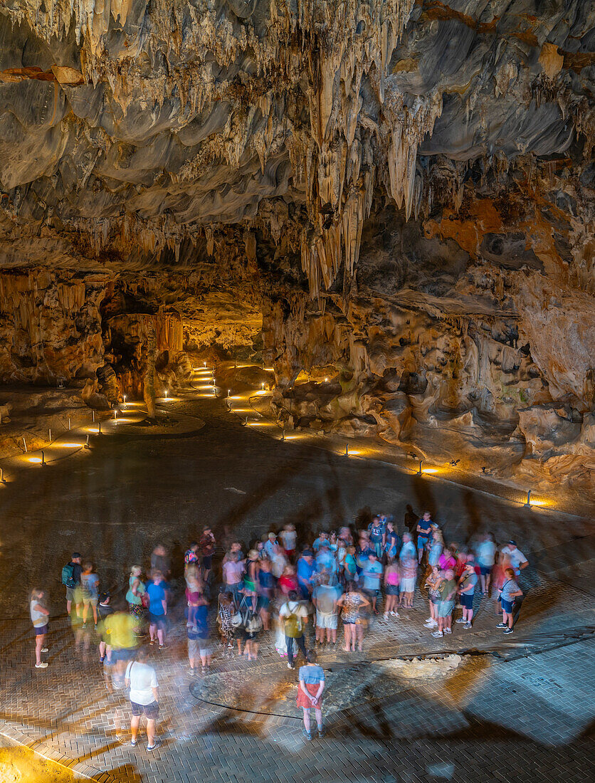 Blick auf Besucher, die Stalagmiten und Stalaktiten im Inneren der Cango-Höhlen betrachten, Oudtshoorn, Westkap, Südafrika, Afrika