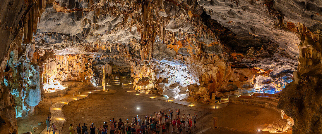 Blick auf Besucher, die Stalagmiten und Stalaktiten im Inneren der Cango-Höhlen betrachten, Oudtshoorn, Westkap, Südafrika, Afrika