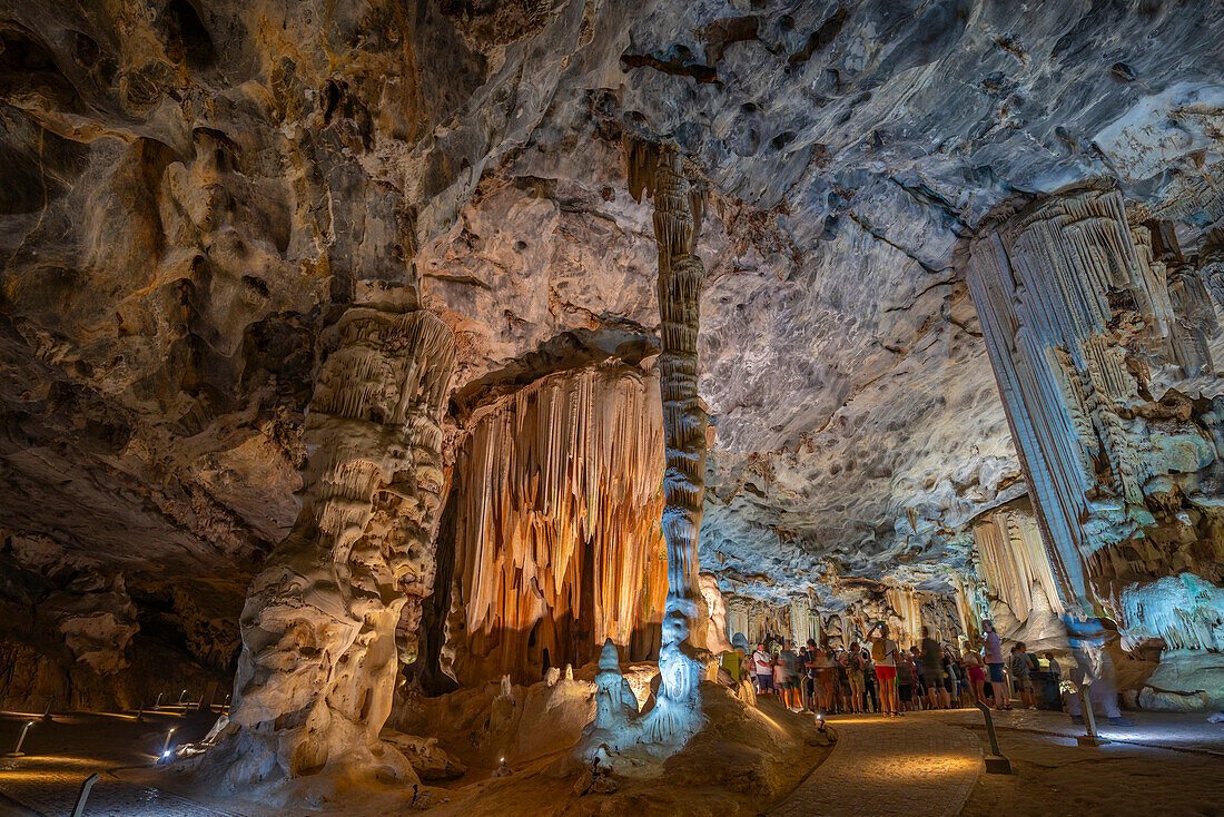 Blick auf Besucher, die Stalagmiten und Stalaktiten im Inneren der Cango-Höhlen betrachten, Oudtshoorn, Westkap, Südafrika, Afrika