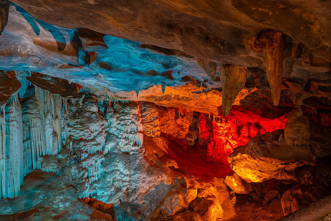 Blick auf Stalagmiten und Stalaktiten im Inneren der Cango-Höhlen, Oudtshoorn, Westkap, Südafrika, Afrika