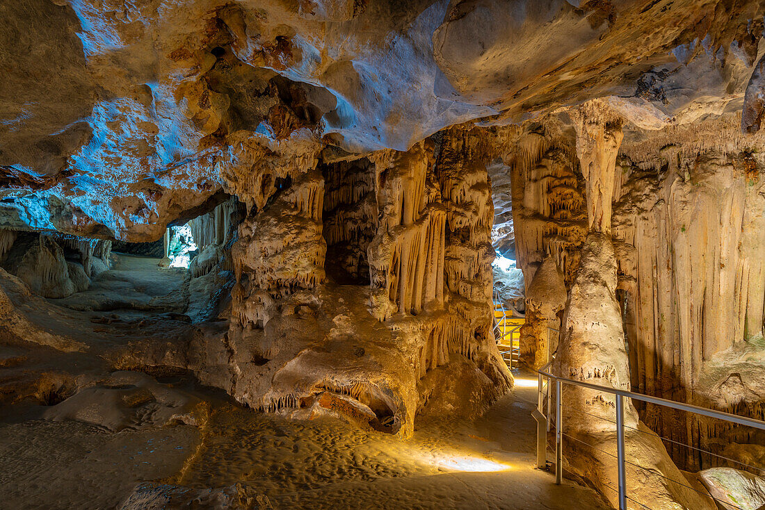 Blick auf Stalagmiten und Stalaktiten im Inneren der Cango-Höhlen, Oudtshoorn, Westkap, Südafrika, Afrika