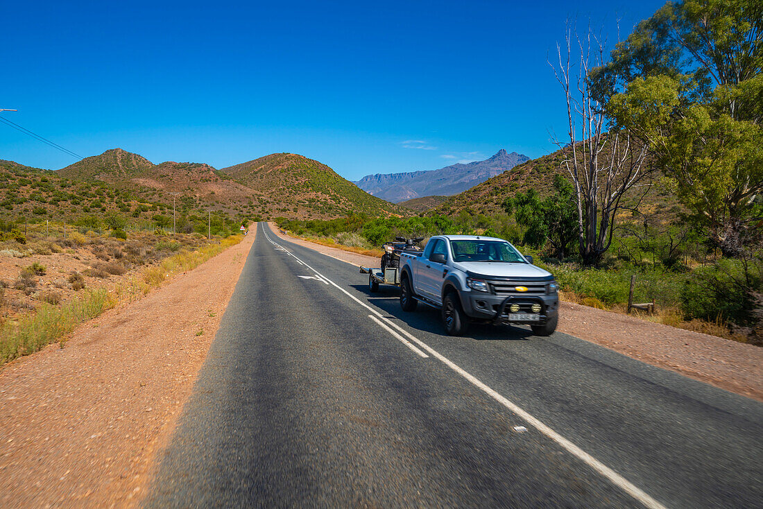 Blick auf die Straße R62 und die grüne Berglandschaft zwischen Zoar und Calitzdorp, Südafrika, Afrika