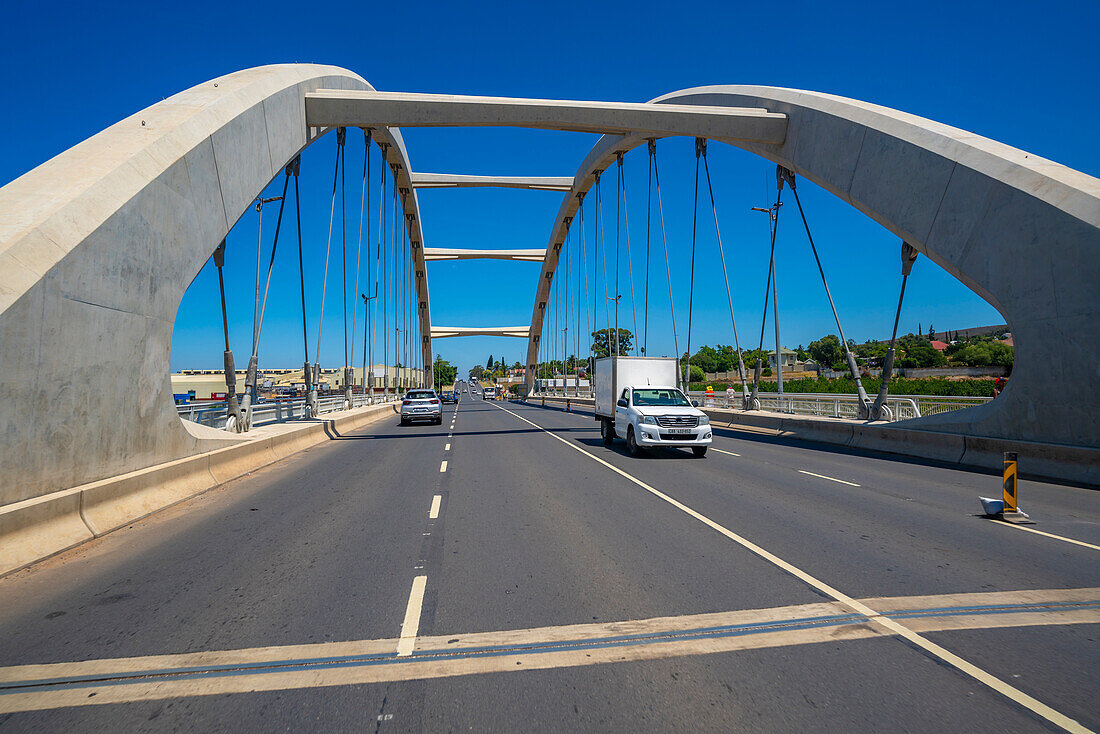 Blick auf die Ashton-Brücke an der Straße R62 in Ashton, Ashton, Westkap, Südafrika, Afrika