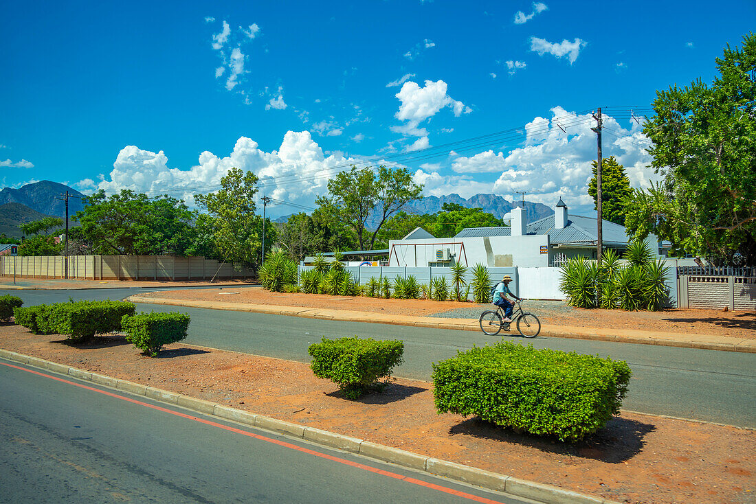 Blick auf Häuser und Berge bei Worcester, Worcester, Westkap, Südafrika, Afrika