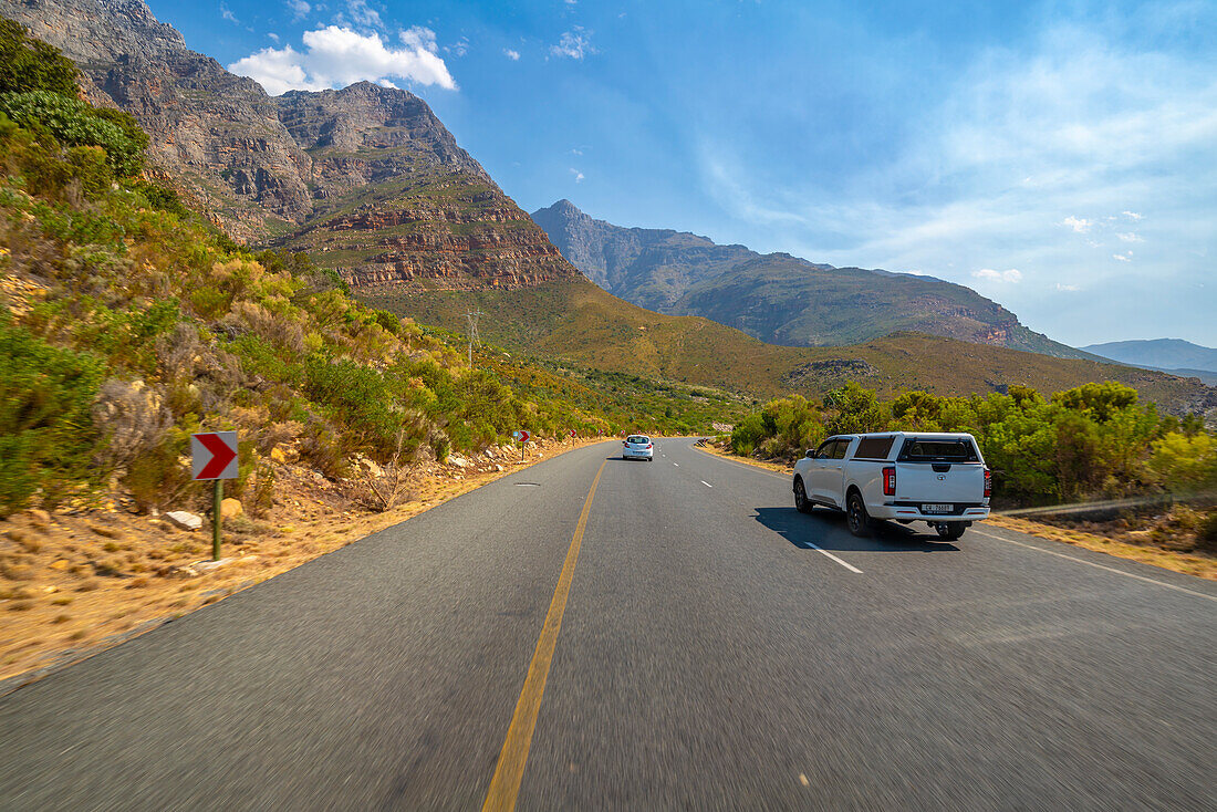 Blick auf die Straße R62 bei Du Toitskloof in den Haweqwua-Bergen, Westkap, Südafrika, Afrika