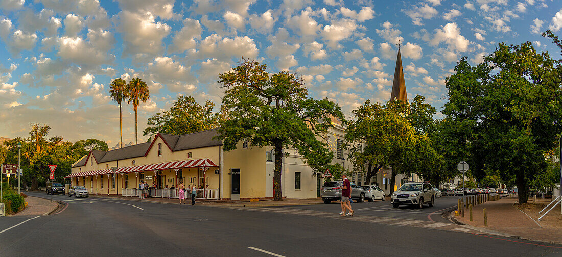 Blick auf Straßenszene und Restaurant im Freien, Stellenbosch Central, Stellenbosch, Western Cape, Südafrika, Afrika