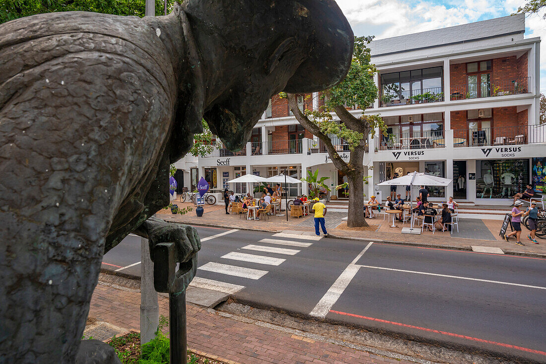 Blick auf die Old-Mac-Statue und das Restaurant und Café, Stellenbosch Central, Stellenbosch, Westkap, Südafrika, Afrika