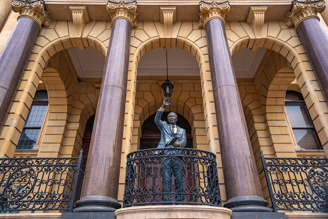 Blick auf die Nelson-Mandela-Statue im Rathaus von Kapstadt, Grand Parade, Kapstadt, Westkap, Südafrika, Afrika