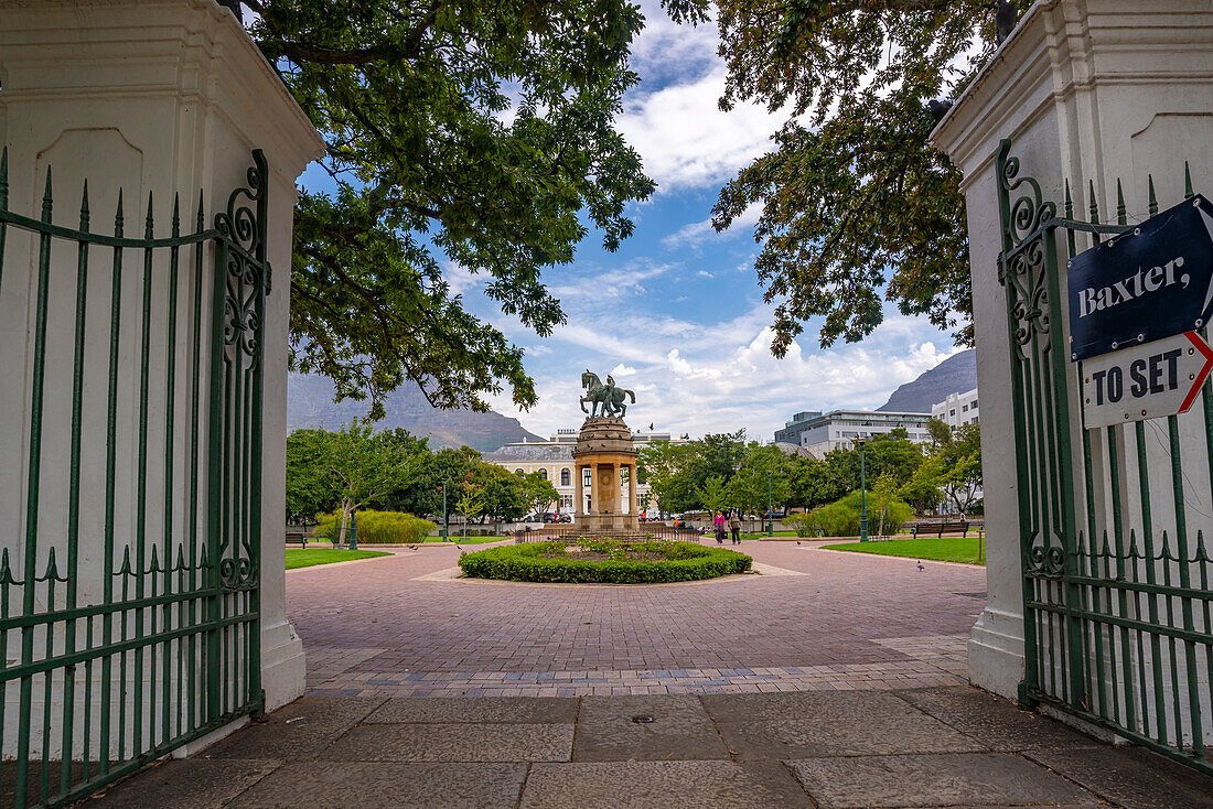 Blick auf das Delville Wood Memorial im Company's Garden und den Tafelberg im Hintergrund, Kapstadt, Westkap, Südafrika, Afrika