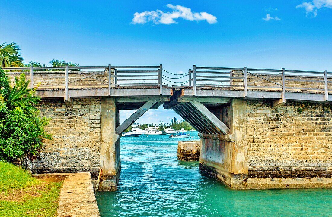 Somerset Bridge, die kürzeste zu öffnende Zugbrücke der Welt, mit einer Spannweite von nur 32 Zoll, genug, um den Mast eines Segelbootes durchzulassen, Somerset Island, Bermuda, Nordatlantik, Nordamerika