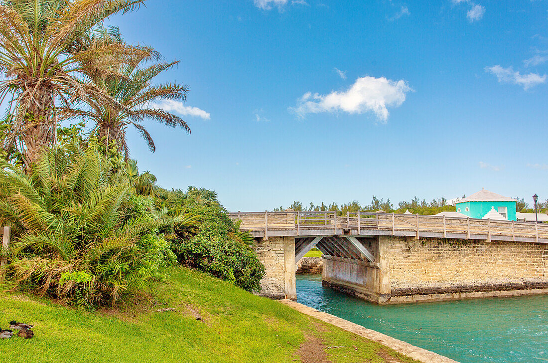 Somerset Bridge, die kürzeste zu öffnende Zugbrücke der Welt, mit einer Spannweite von nur 32 Zoll, genug, um den Mast eines Segelbootes durchzulassen, Somerset Island, Bermuda, Nordatlantik, Nordamerika