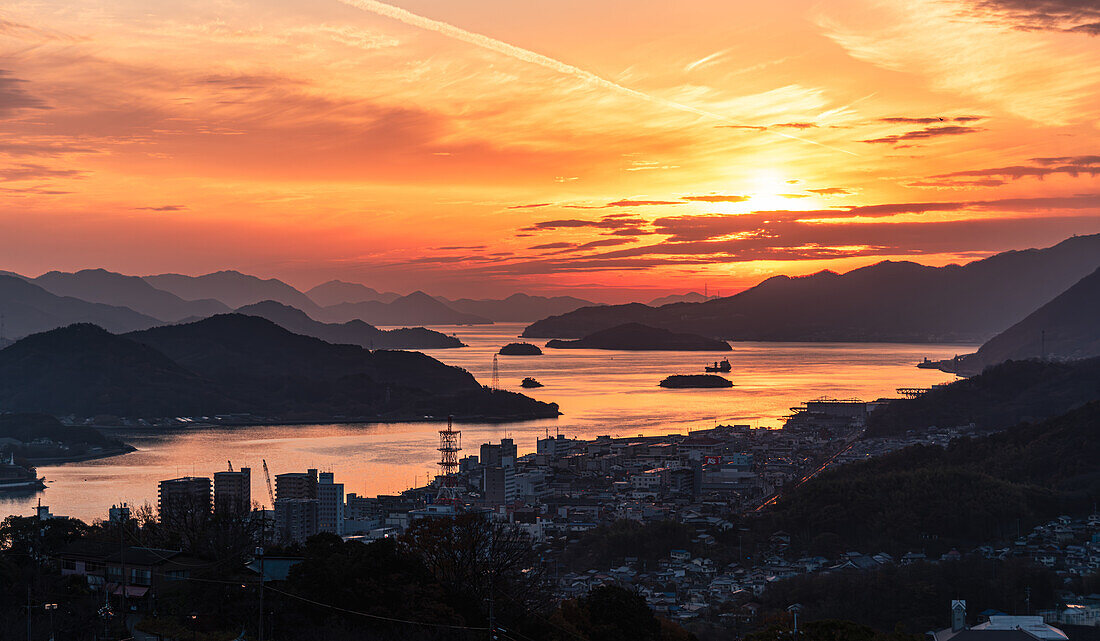 Sonnenuntergang über der Skyline von Onomichi mit dem Japanischen Binnenmeer, mit vielen Buchten, Onomichi, Honshu, Japan, Asien