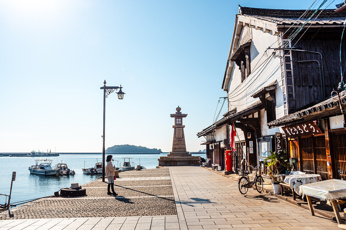 Symbolischer steinerner Leuchtturm am Hafen des traditionellen Fischerdorfs, Tomonoura, Honshu, Japan, Asien