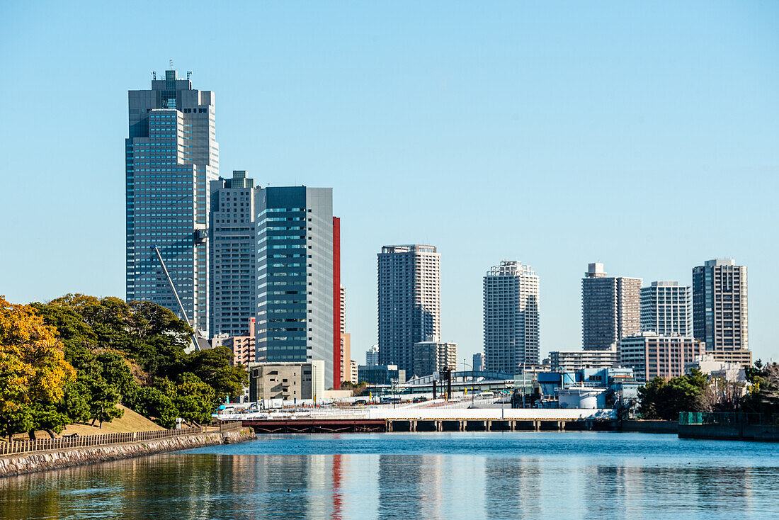 Takeshiba am Sumida-Fluss, Blick über den Fluss zu den Wolkenkratzern an der blauen Skyline in Chuo, Tokio, Honshu, Japan, Asien