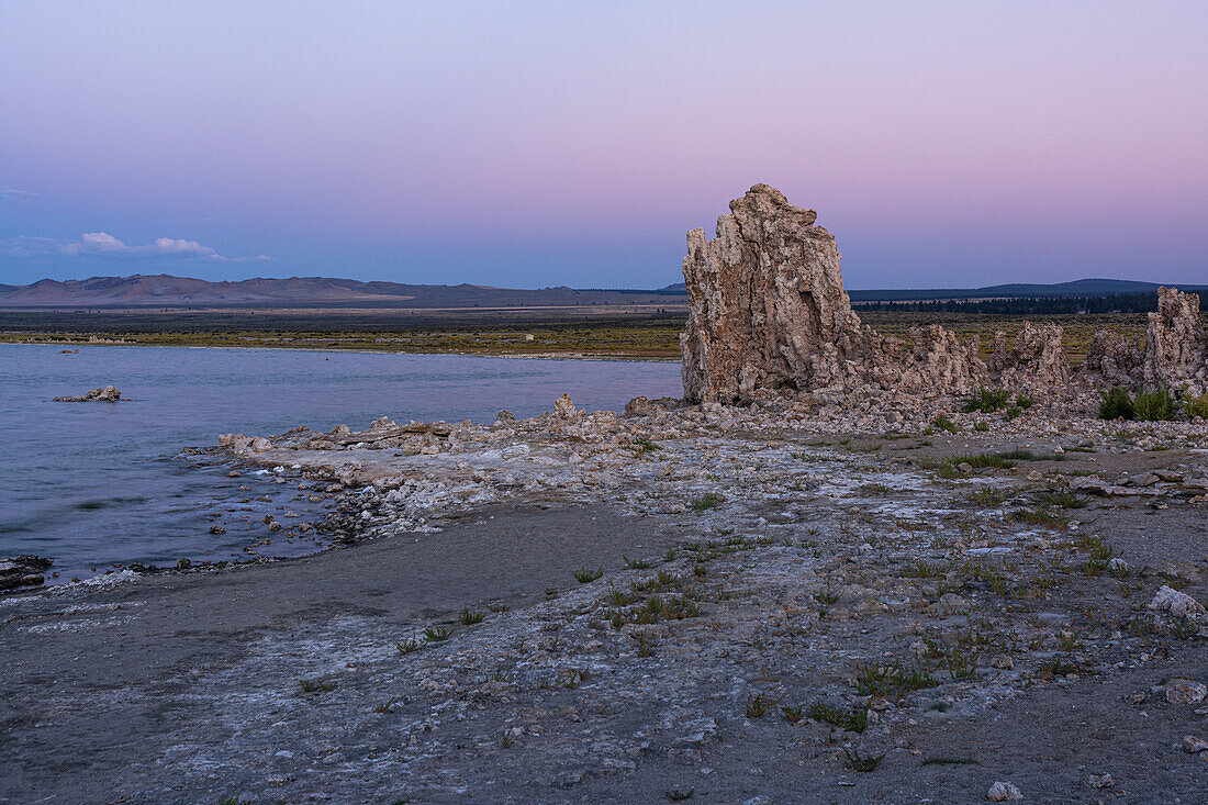 Felsformation am Mono Lake mit weichem Streulicht nach Sonnenuntergang, Kalifornien, Vereinigte Staaten von Amerika, Nordamerika