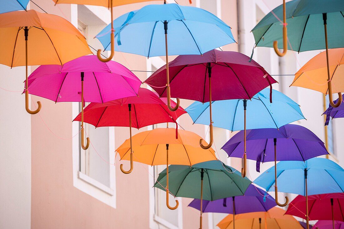 Frankreich, Var, Saint-Raphaël, bunte Regenschirme in der Rue de la Liberté