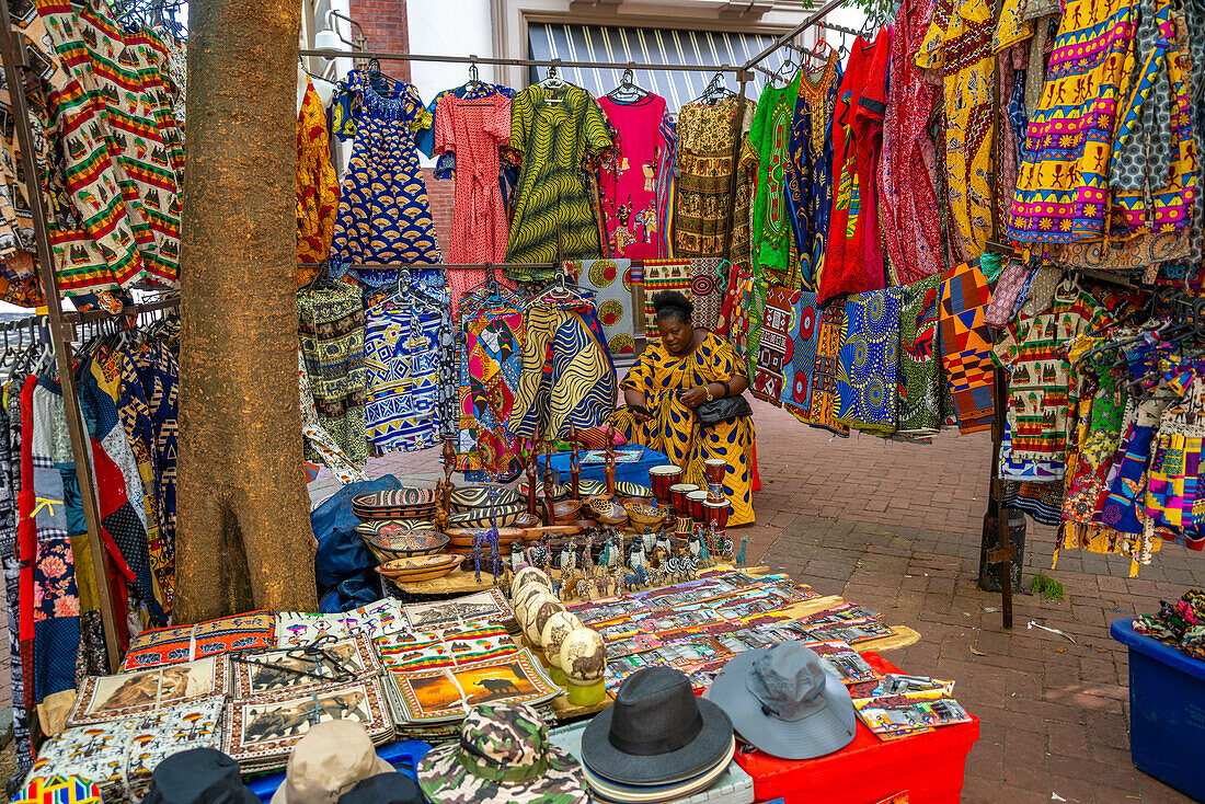 Blick auf einen bunten Souvenirstand auf dem Greenmarket Square, Kapstadt, Westkap, Südafrika, Afrika