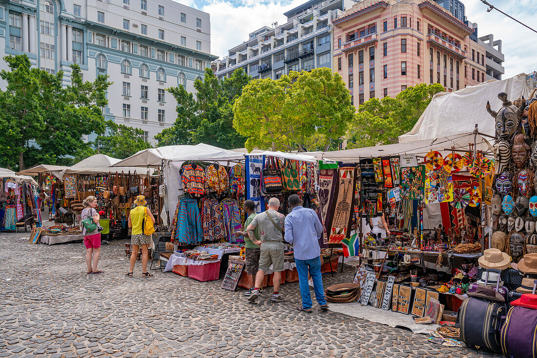 Blick auf einen bunten Souvenirstand auf dem Greenmarket Square, Kapstadt, Westkap, Südafrika, Afrika