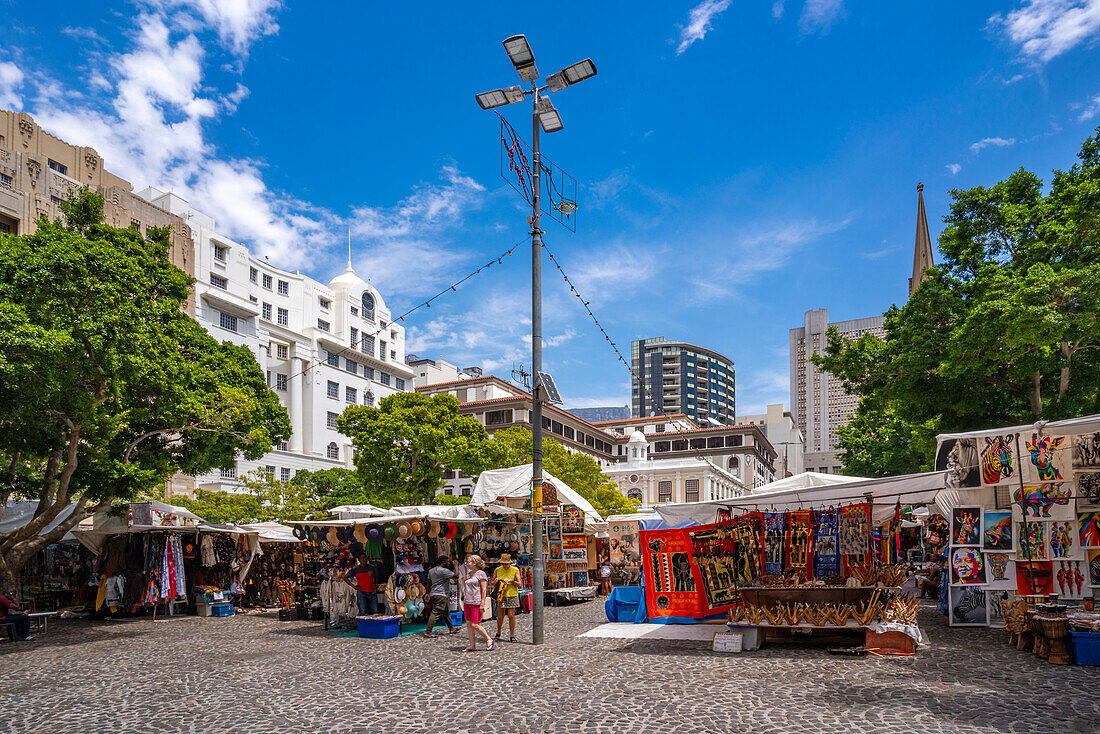 Blick auf bunte Souvenirstände auf dem Greenmarket Square, Kapstadt, Westkap, Südafrika, Afrika