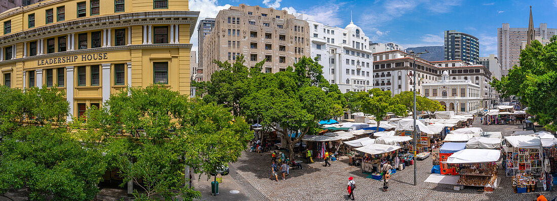 Blick auf bunte Souvenirstände auf dem Greenmarket Square, Kapstadt, Westkap, Südafrika, Afrika