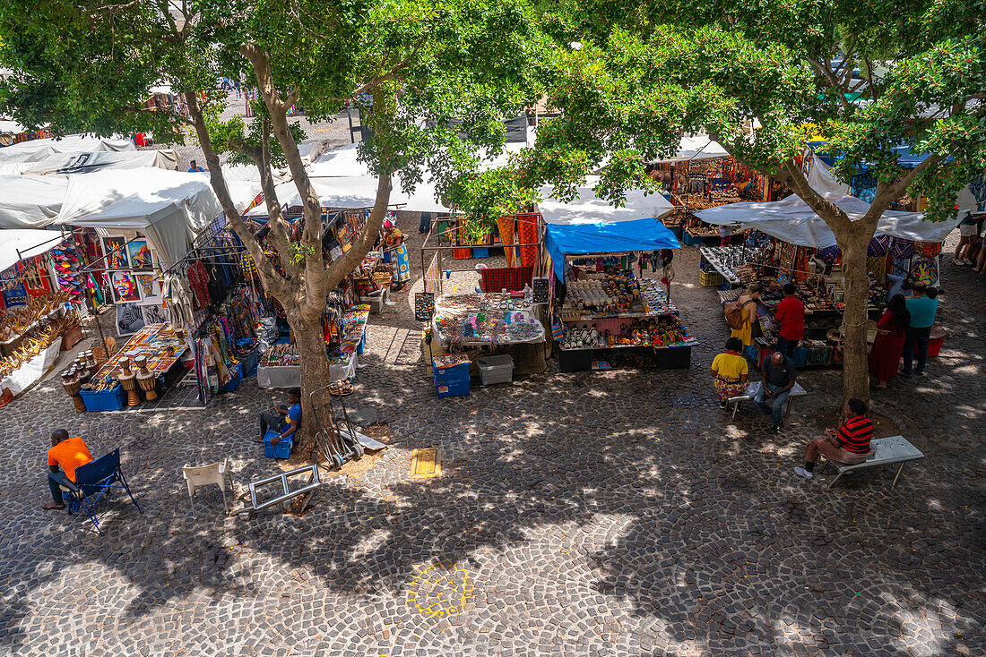 Blick auf bunte Souvenirstände auf dem Greenmarket Square, Kapstadt, Westkap, Südafrika, Afrika